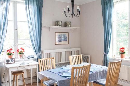 耶尔夫瑟58 Turistvägen Järvsö的一间配备有蓝色桌子和椅子的用餐室