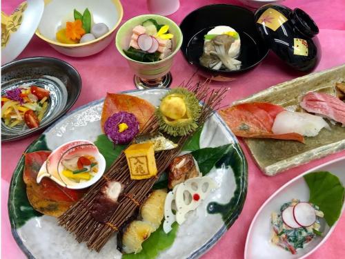 大阪四季靱公园酒店的粉红色桌子上一组食物