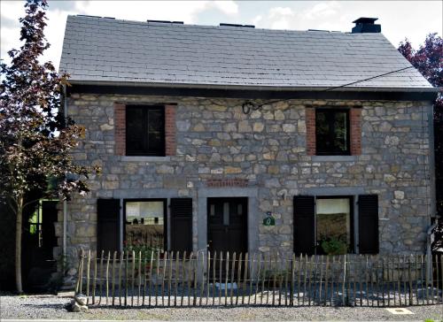 博兰Maison d'Engon charme nature的前面有围栏的石头房子