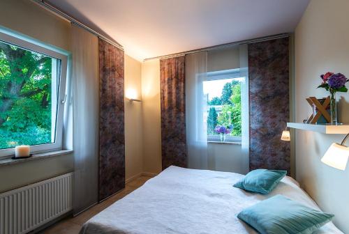格拉茨家庭住宿酒店的一间卧室设有一张床和一个窗口