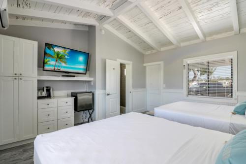 雷顿Fiesta Key RV Resort Standard Room 8的一间卧室配有两张床和一台平面电视