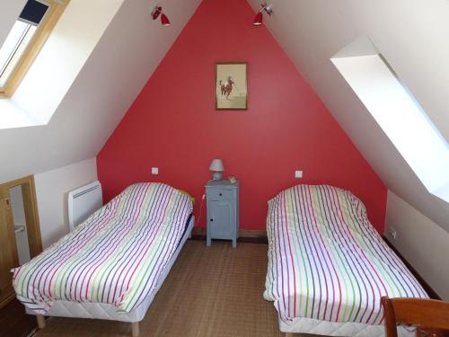 卡朗泰克Roch'ar piguet的红色墙壁的客房内的两张床