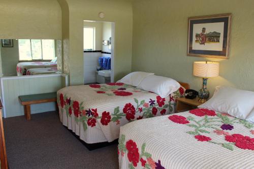 图克姆卡里Blue Swallow Motel的酒店客房,配有两张带鲜花的床