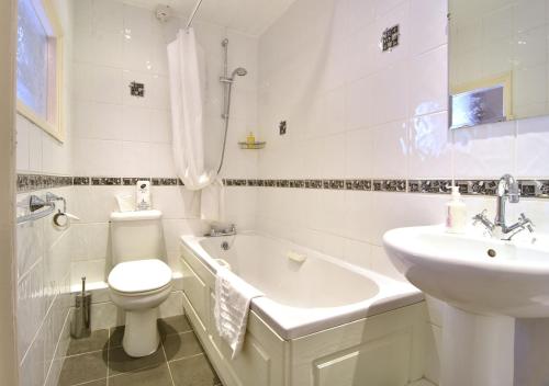 埃斯克代尔布鲁克之家宾馆的浴室配有卫生间、盥洗盆和浴缸。