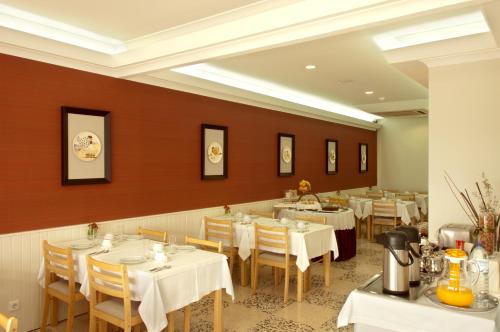 法蒂玛拉古阿多斯帕斯陀林豪斯酒店的一间在房间内配有桌椅的餐厅