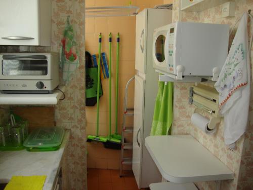 桑托斯Recanto Santista的一间带卫生间和微波炉的厨房