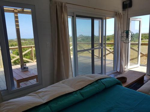 拉佩德雷拉Marasaias的一间卧室设有美景大窗户