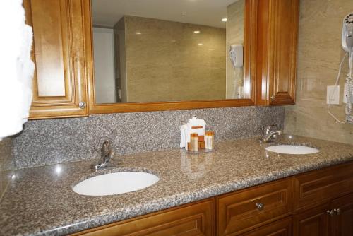 劳德代尔堡海天度假酒店的浴室设有2个水槽和镜子
