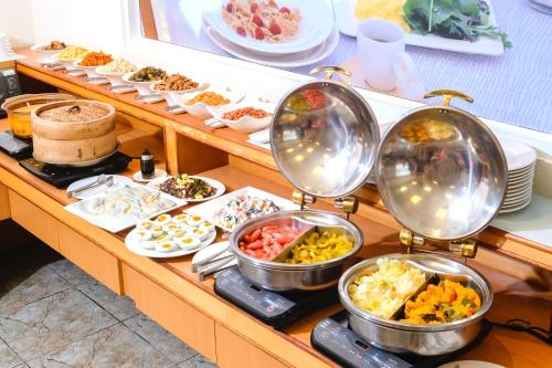 台南纳多利汽车旅馆 的自助餐,包括各种不同的锅菜