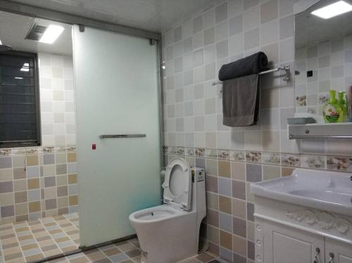 洛阳河南省洛阳市·王府井百货·路客精品公寓·00129770的一间带卫生间和水槽的浴室