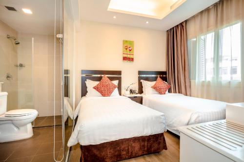 新加坡华星酒店的酒店客房设有两张床和卫生间。