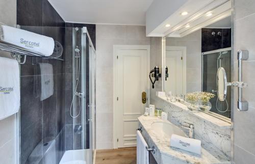 圣塞瓦斯蒂安欧洲塞尔科蒂尔酒店的带淋浴和盥洗盆的浴室