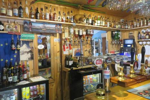阿维莫尔Pine Marten Bar Glenmore Pods的酒吧里装满了酒