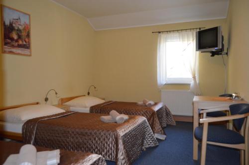 普列维扎奥扎普里维扎膳食酒店的酒店客房设有两张床和电视。