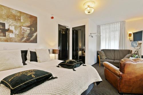 Eefde阿丽萨别墅哈尔尼酒店的一间卧室配有一张带枕头的床
