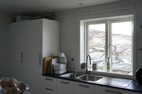 Oqaatsut索恩诺德里斯酒店 的厨房设有水槽和窗户。