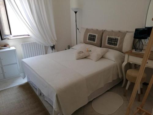 里帕特兰索内Il Vicolo di Ripa B&b的卧室配有白色的床和窗户。