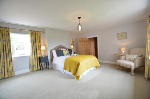 SpexhallRookyards的一间卧室配有一张床和黄色毯子