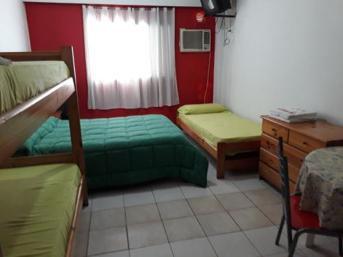 GualeguaychúMacaripana的一间卧室设有两张双层床和一扇窗户。