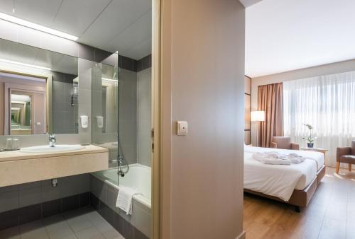 波尔图波图斯卡尔酒店的酒店客房设有床、浴缸和水槽