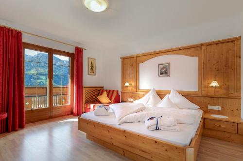 摩梭克朗霍夫酒店的一间卧室设有一张床和一个大窗户