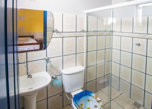 帕拉蒂Pousada Lua Clara的一间带卫生间、水槽和镜子的浴室