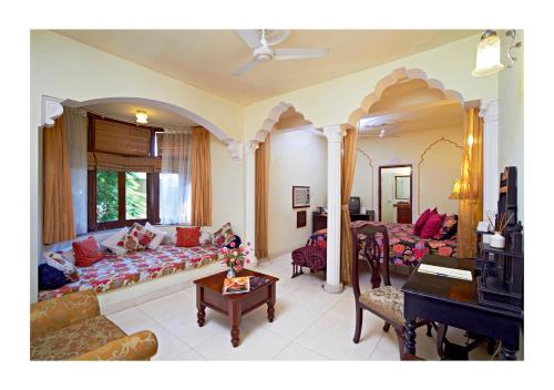 斋浦尔Dera Rawatsar - Heritage Hotel的带沙发和钢琴的客厅