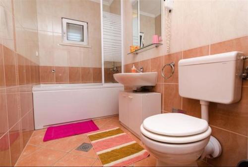 杜布罗夫尼克巴尔塔扎尔公寓式酒店的浴室配有卫生间、盥洗盆和浴缸。