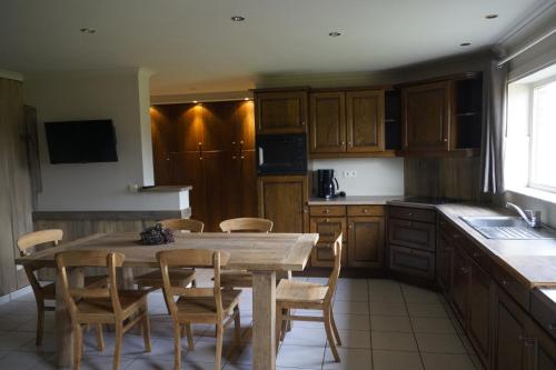 马塞克Kampenhof的厨房配有木桌和木椅