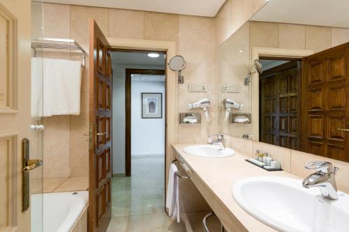科尔多瓦帕拉多科尔多瓦酒店的一间带两个盥洗盆和大镜子的浴室
