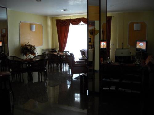 鲁别拉柯尔特酒店的客厅配有桌椅和窗户。