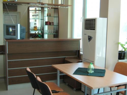 卡瓦尔纳阿尼利亚家庭酒店的配有桌椅和柜台的房间