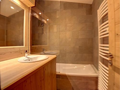 蒙热内夫尔La Durance的浴室配有盥洗盆和浴缸。
