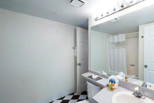 基韦斯特Sunrise Suites Cat Island Suite #205的一间带水槽和镜子的浴室