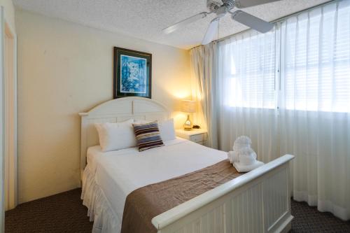 基韦斯特Sunrise Suites Cat Island Suite #205的卧室配有一张大白色床和窗户
