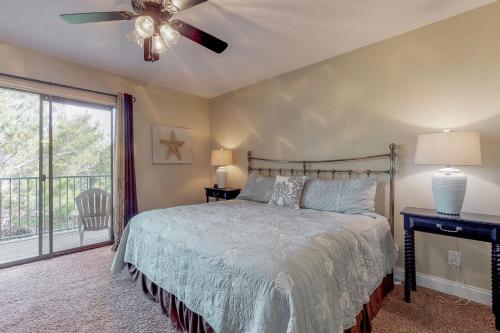 德斯坦Gulf Winds #39的一间卧室配有一张床和吊扇
