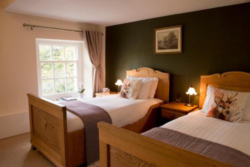 巴纳德城堡莫里特酒店的一间卧室设有两张床和窗户。