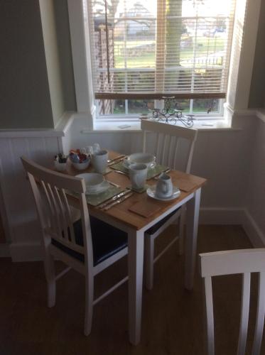 戈斯兰Mill Croft Bed and Breakfast的餐桌、桌椅和窗户