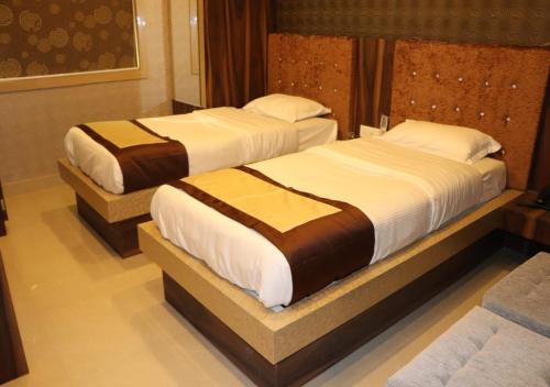 加尔各答Hotel Angina的配有两张床的酒店客房