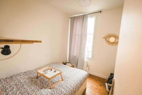 维勒瑞夫My Cosy Home Paris Villejuif的一间小卧室,配有一张床和一张桌子