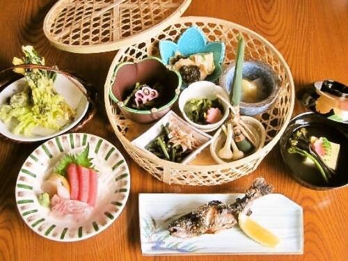 长野叶木纳卡尼日式旅馆的装满食物盘子的桌子