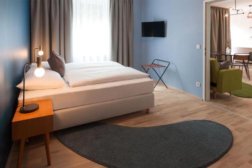 林茨URBANAUTS FLATS Cubierta的一间卧室设有一张床和一间客厅。