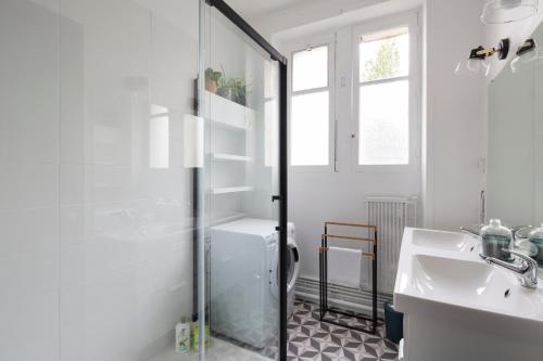 南特Le Prestige by Cocoonr的带淋浴和盥洗盆的白色浴室