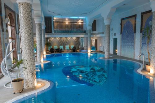KamenitsaKamelot的一座灯光明亮的酒店游泳池
