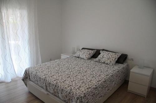 卡德斯伊斯拉克Premium Habitat Kalima的白色的卧室设有床和窗户