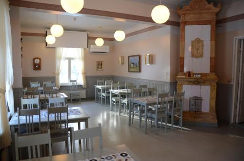豪基普达斯Lomakoti Onnela的空的饭厅,配有桌椅