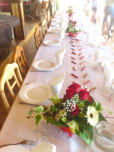 Bras des CalumetsL'Arum des Prairies的一张长桌子,上面有白色的板子和花