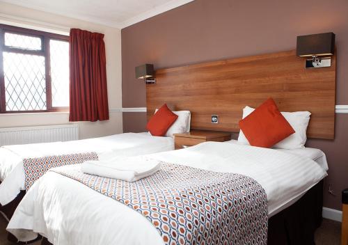 纽基格里芬住宿加早餐旅馆的酒店客房设有两张床和窗户。
