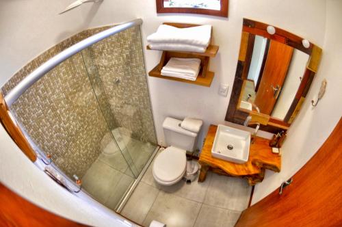 莫罗圣保罗Casinhas da Julieta的一间带卫生间和淋浴的小浴室