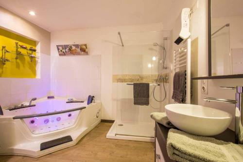 安德诺莱斯贝恩Villa Mogador Piscine et Balnéo的白色的浴室设有浴缸和水槽。